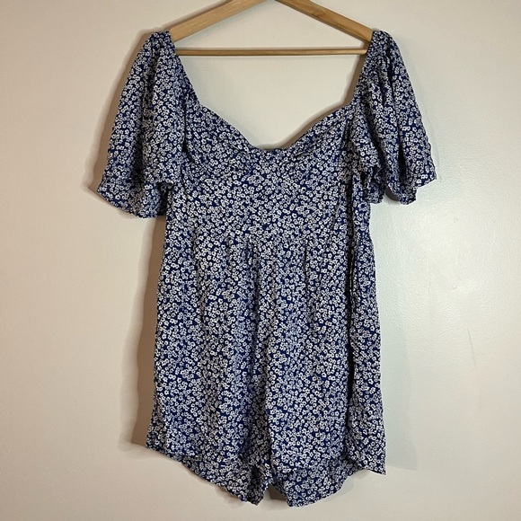 Lulus Blue Floral Sweetheart Neckline Puff Sleeve Romper Size L NWT - Picture 2 of 14